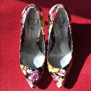 Women’s 1.4.3 Girl Black Floral Pumps (size 8.5)